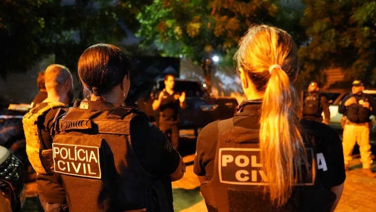 Agentes da Polícia Civil em operação contra traficante com ligações com facções - Foto: Polícia Civil/Divulgação